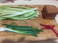 香喷喷的西芹炒豆干做法图解1)