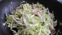 家常包菜炒粉丝做法图解5)