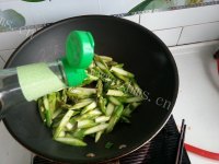 家常菜腊肠炒芦笋做法图解6)