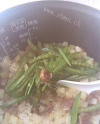 香喷喷的土豆腊肠焖米饭做法图解7)