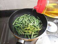 家常菜豆角炒瘦肉做法图解4)