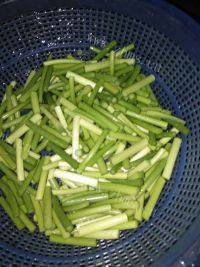 家常菜素炒蒜苔做法图解1)