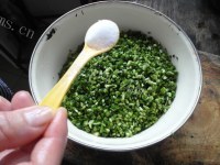 DIY韭菜鸡蛋煎饺做法图解5)