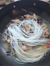 口感丰富的小鸡蘑菇炖粉条做法图解7)
