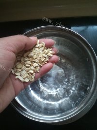 美味的香蕉牛奶燕麦粥做法图解1)