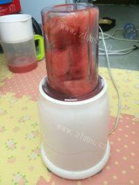 自制西瓜沙冰做法图解4)