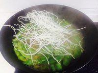 可口的豆角炖粉条做法图解6)