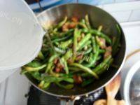美味的五花肉炖豆角做法图解9)