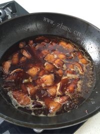 芳香四溢的土豆红烧肉做法图解4)