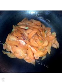 美味的红萝卜炒肉做法图解5)