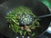 「念念不忘」芹菜炒肉做法图解10)