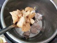 美味的猴头菇排骨汤做法图解4)