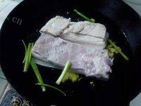 自制广式脆皮烧肉做法图解2)