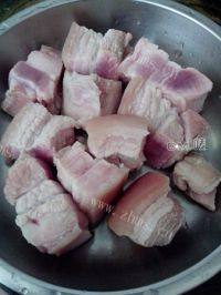 色泽不错的萝卜红烧肉做法图解2)