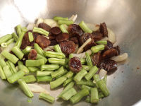 美味的腊肠煲仔饭做法图解7)
