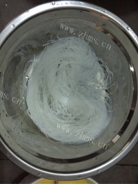 清淡的绿豆粉丝鸡蛋汤做法图解1)