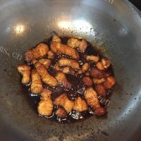 家常菜茶树菇烧五花肉做法图解5)