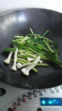 家常菜蒜苗肉丸做法图解3)