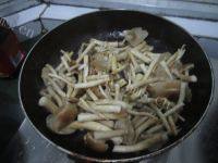 家常菜茶树菇炒牛肉做法图解7)