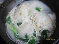 美味的油菜肉丝面