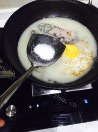 营养荷包蛋鲫鱼汤做法图解8)