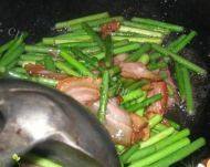 独特的蒜苔炒腊肉做法图解2)