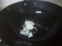 诱人的油菜炒肉做法图解4)