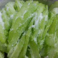 家常菜苦瓜炒肉做法图解2)