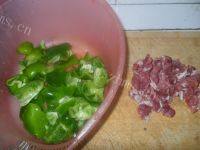 家常菜肉炒青椒做法图解1)