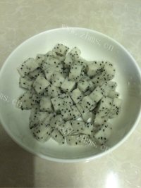 简易的山楂泡火龙果做法图解4)