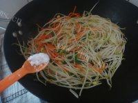 常吃不腻的炒黄豆芽做法图解6)