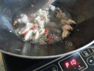 味道十足的芹菜炒肉做法图解2)