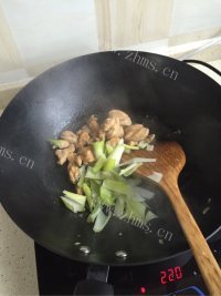超简单照烧鸡腿肉做法图解3)