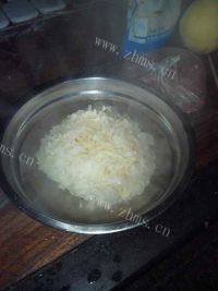好喝的冰糖银耳炖雪梨做法图解2)