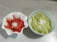 家常凉拌蒜蓉瓜翠做法图解5)