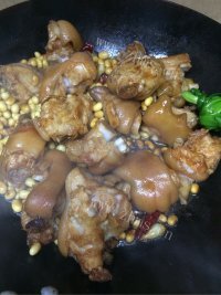 美味的黄豆炖猪蹄做法图解8)