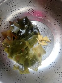 美味的海带猪蹄汤做法图解2)