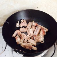 可口的酸菜排骨做法图解4)
