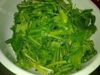 家常菜蒜蓉炒菠菜做法图解2)
