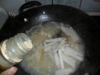 让人怀念的鲫鱼萝卜丝汤做法图解5)