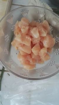 美味的菠萝鸡球做法图解2)