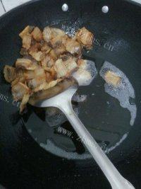 美味的蒜苗炒五花肉做法图解4)
