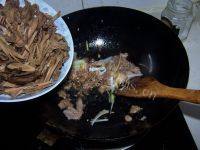 食欲满满的烟笋炒肉做法图解11)