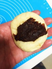 香气浓郁的豆沙面包做法图解4)