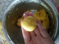 美味黑豆沙南瓜糯米饼做法图解3)