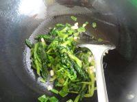 家常菜素炒菠菜做法图解6)