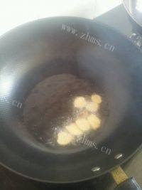 美味的酸菜鱼头汤做法图解5)
