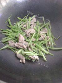 家常菜菜梗炒肉做法图解5)