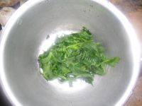 简单的凉拌芹菜叶做法图解3)