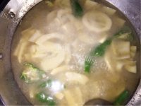 好吃的腊肉汤炖春笋做法图解9)